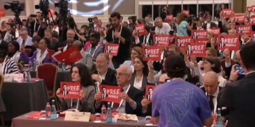 CHP’nin Toplantısında ‘Free İmamoğlu’ Mesajı