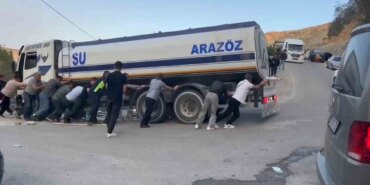 Arazöz Hatalı Parkla Sıkıştı, Vatandaşlar Kurtardı!