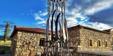 Topraktan Kopuş: Yalnızlığın Anıtı Sergileniyor