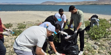 Belediye Gençler Elele Çöp Temizliğinde